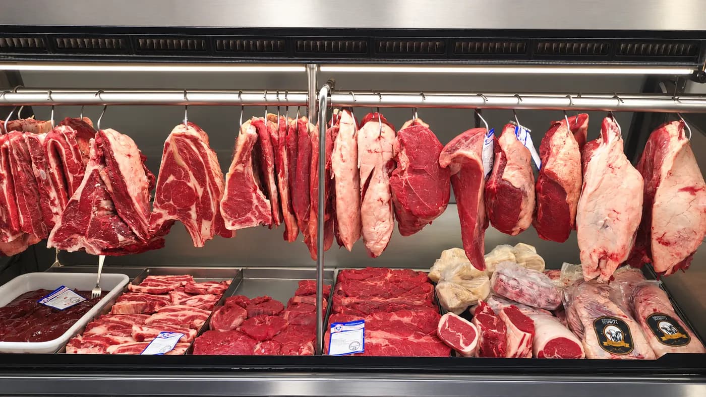 Balcão refrigerado com cortes bovinos no açougue