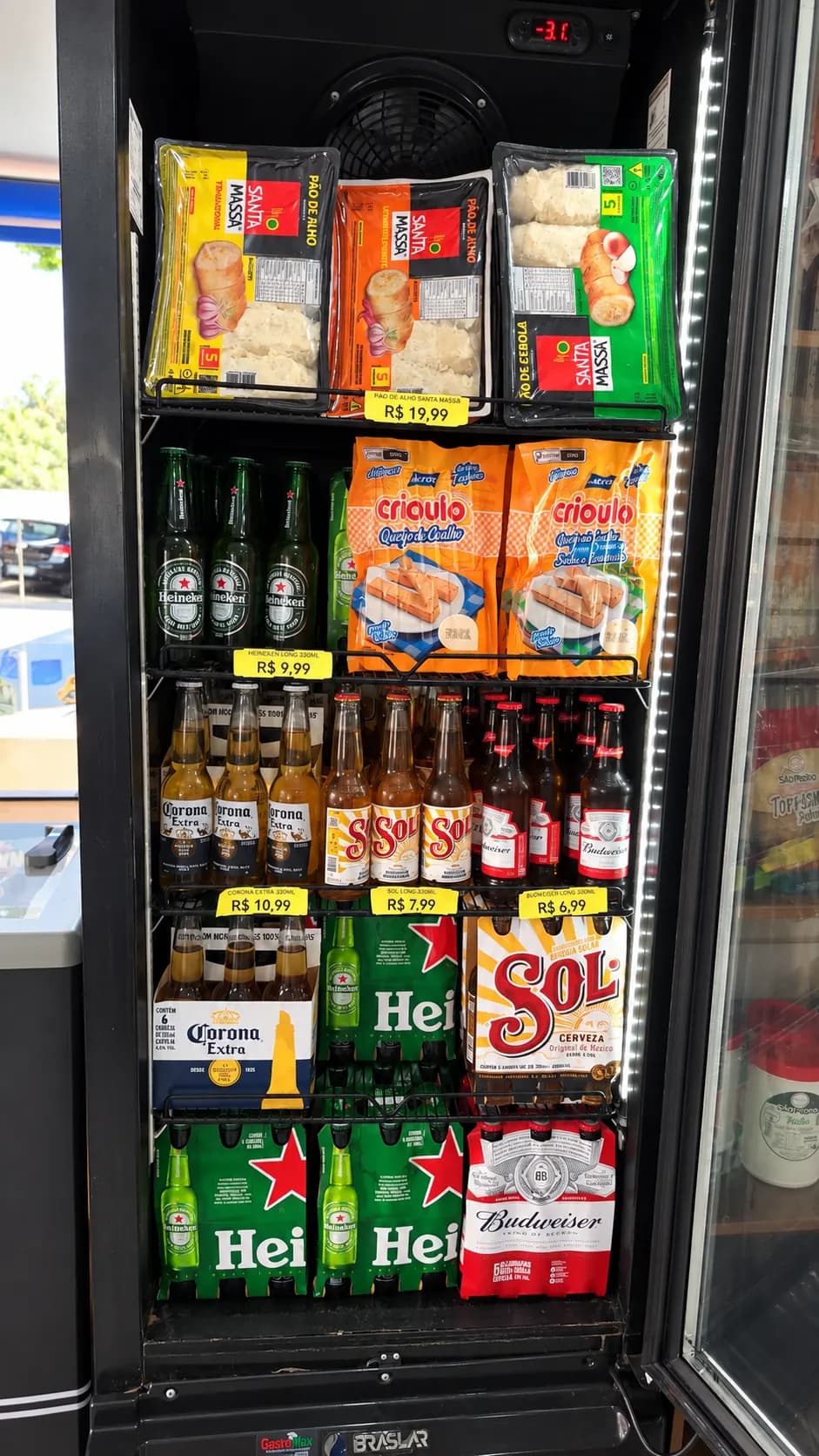 Geladeira vertical com bebidas geladas