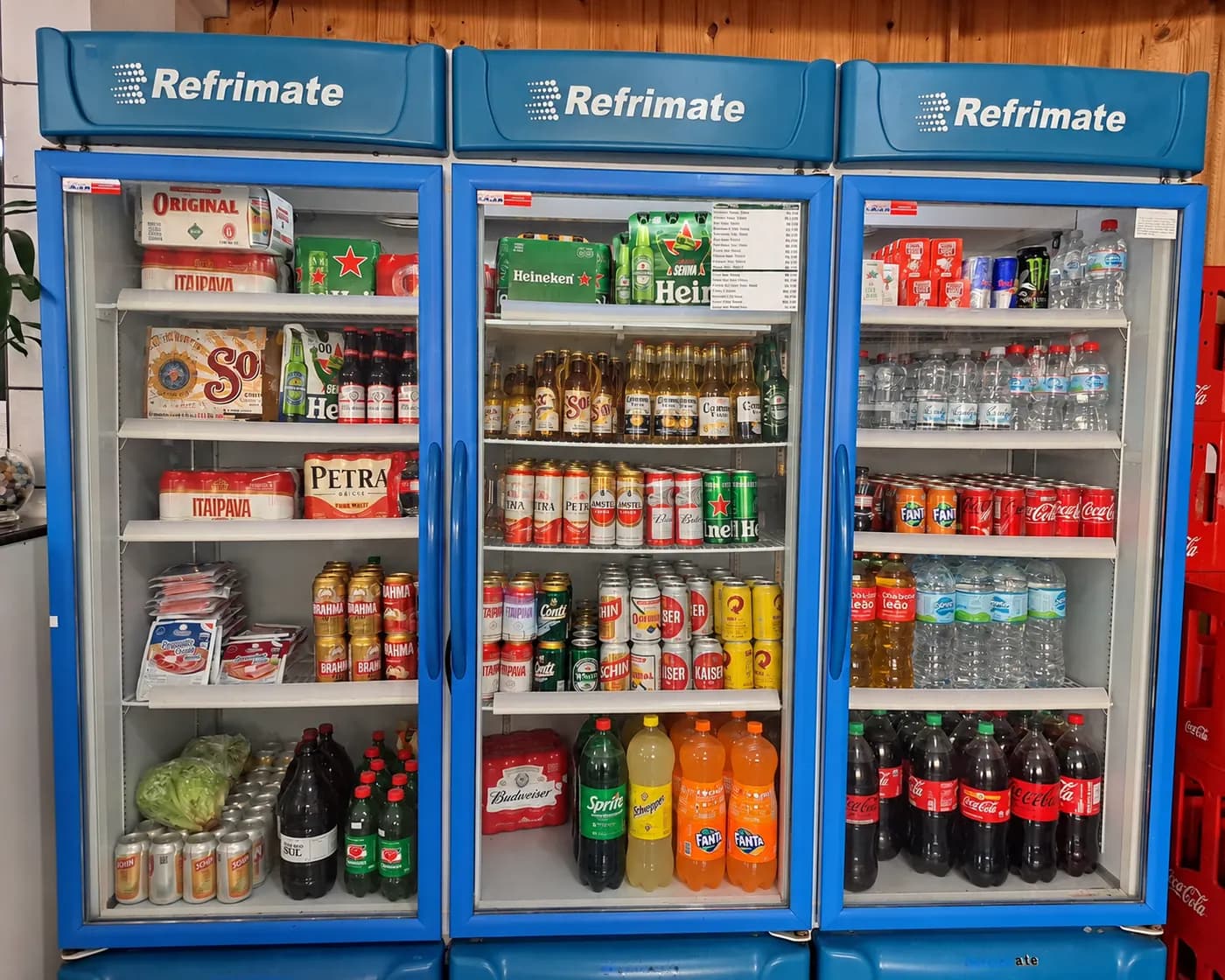 Geladeiras expositoras com bebidas geladas