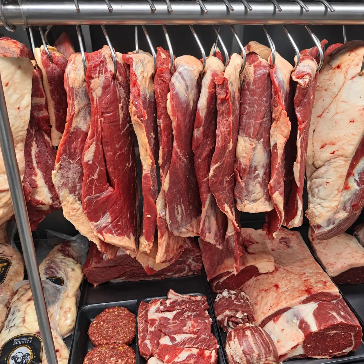 Cortes bovinos no balcão com destaque para fraldinhas