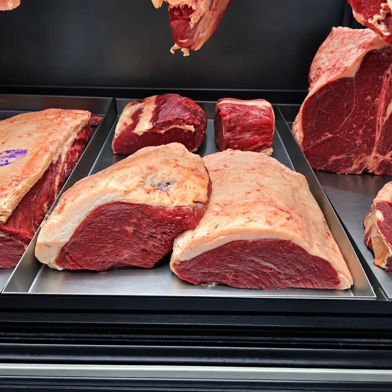 Picanha fresca exposta no balcão do açougue