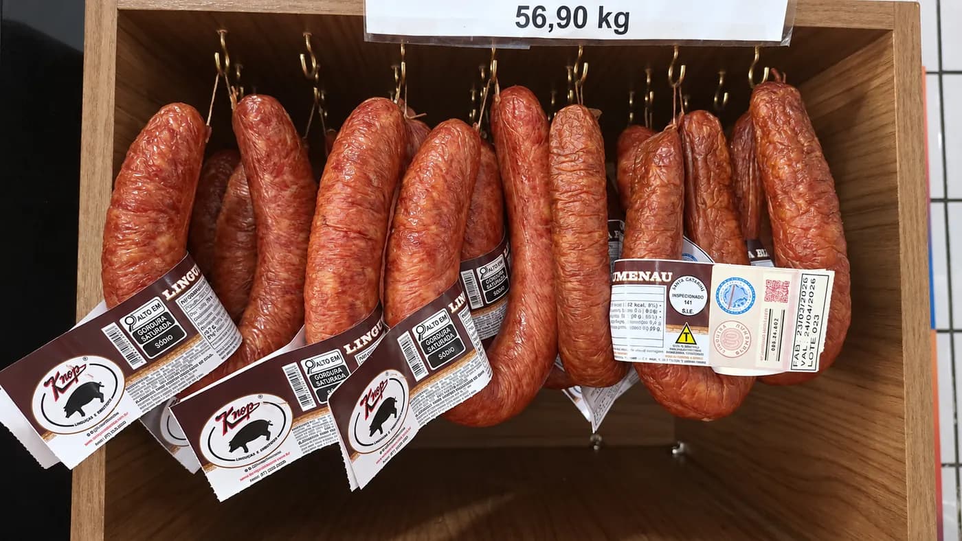 Linguiças Blumenau defumadas em expositor de madeira